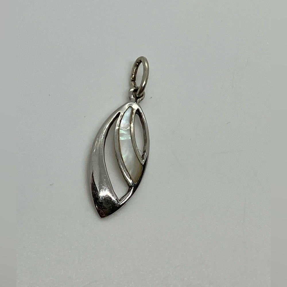Vtg 925 Sterling Silver & MOP Mother of Pearl Inlay Leaf Cutout Charm / Pendant
